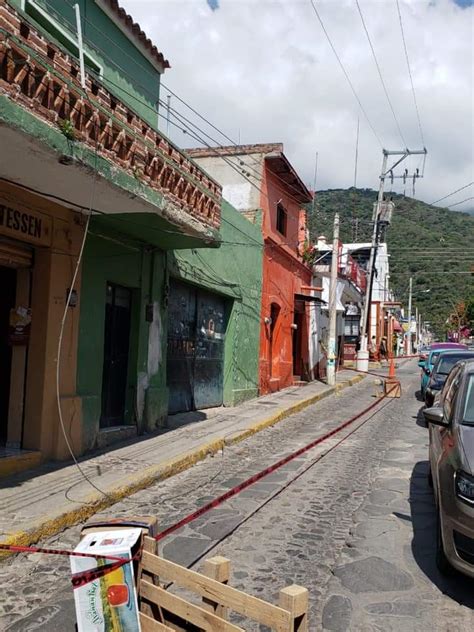 Camión de carga tira cables de CFE en Ajijic Semanario Laguna