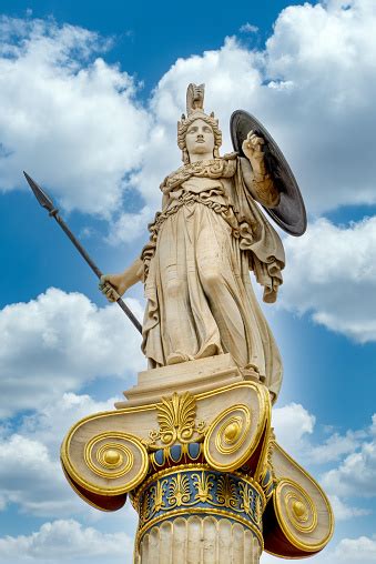 Patung Athena Dengan Langit Biru Dan Awan Di Akademi Athena Yunani Foto