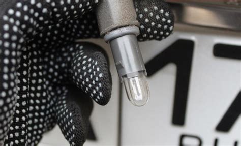 Замена лампочки подсветки номера на Хёндай Солярис