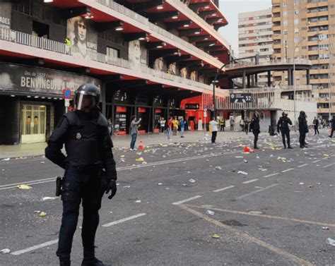 Protesta Contra Peter Lim En Mestalla Acaba Con Carga Policial