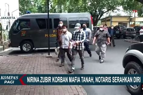 Tersangka Notaris Yang Terlibat Dalam Kasus Mafia Tanah Terhadap Nirina