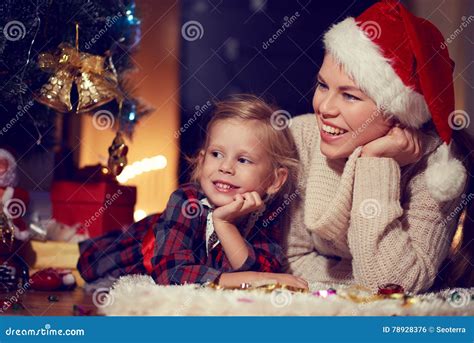 Familia Que Celebra La Navidad En Casa Foto De Archivo Imagen De