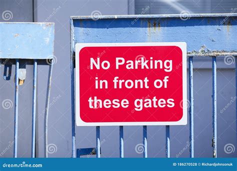 No Parking In Front Of Gate Hr Access Required Sign Stock Photo