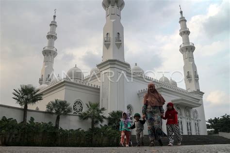 Wisata Religi Masjid At Thohir Depok ANTARA Foto