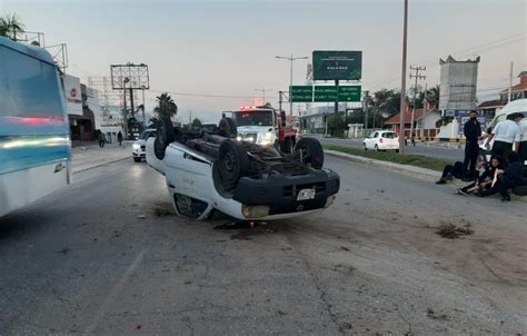 Vuelca camioneta en el bulevar Colosio y deja tres heridos en Cancún