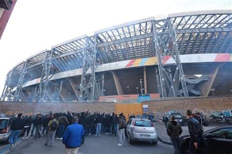 Napoli I Tifosi Contro La Squadra Al San Paolo Giocatori Mercenari