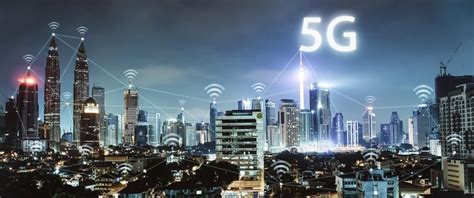 5g 네트워크 무선 시스템 및 현대 도시 스카이라인을 갖춘 사물 인터넷 스마트 도시 및 통신 네트워크 개념 프리미엄 사진