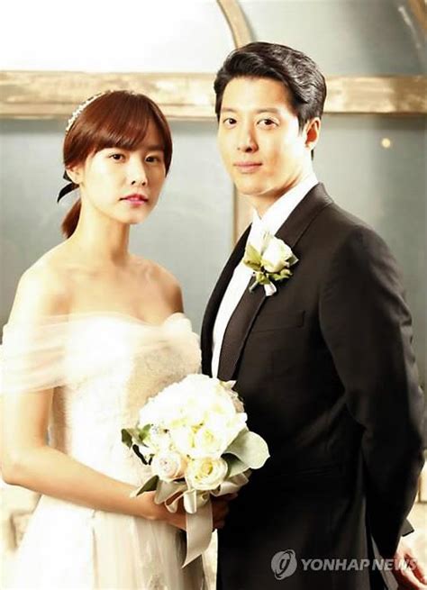 Lee Dong Gun Jo Yoon Hee Hold Wedding Ceremony Friday The Korea Times