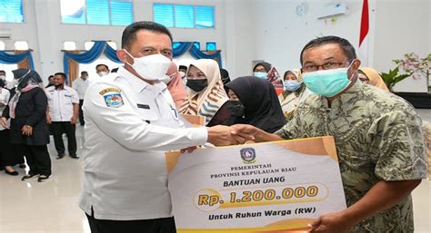 Ansar Serahkan Bantuan Rp2 2 Miliar Kepada Rt Rw Dan Kader Posyandu Di