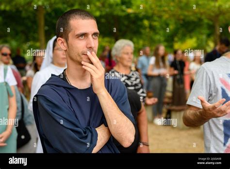 Un Fraile Joven Entre Otros Peregrinos Escuchando Una Catequesis O