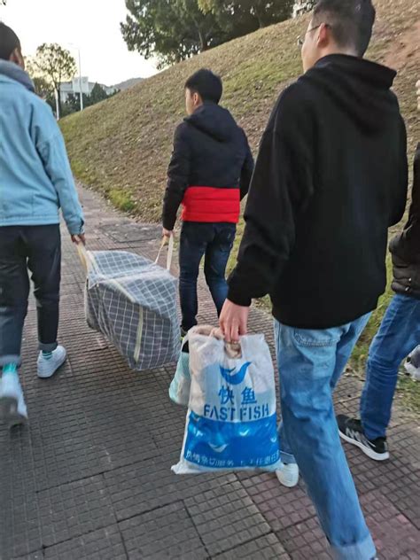 旧衣仍美丽，节俭学雷锋——经济与管理学院开展学雷锋旧衣捐赠活动