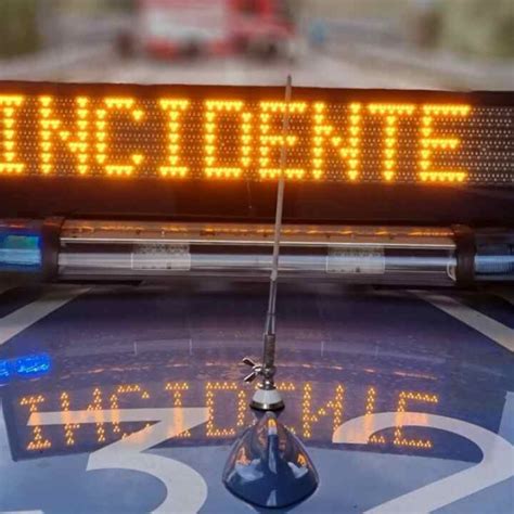 Tir Perde Una Ruota In Autostrada E Finisce Contro Un Auto Morta La