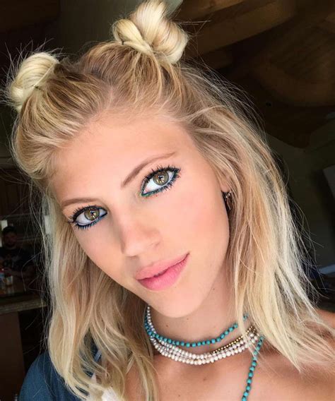 Dos moños Devon Windsor 20 peinados fáciles para llevar en verano