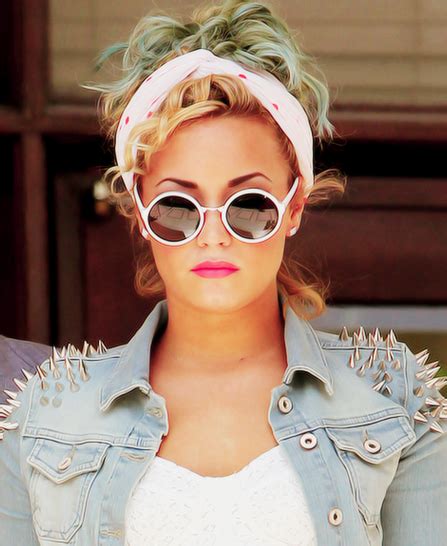 New Video: Demi Lovato - Neon Lights - That Grape Juice