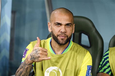 Dani Alves utilizará a sus hijos como estrategia para ganar la libertad