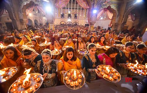 Jaipur: Devotees perform maha aarti during Rama Navami at Sri ...