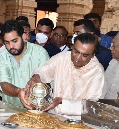 Mukesh Ambani, Akash Ambani visit Somnath temple on Maha Shivratri ...