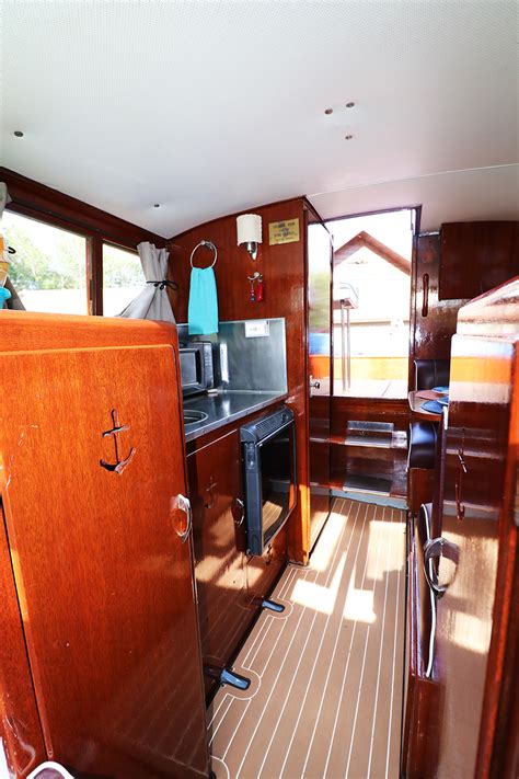 Chris Craft 28 Flybridge Sedan For Sale