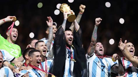 Las fotos de Messi levantando la Copa del Mundo con Argentina en Qatar 2022