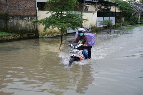 Foto Banjir Rendam Rumah Warga Di Perumnas Antang Makassar