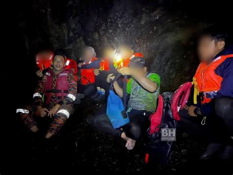 Kami Berlari Ke Tebing Sungai Sempat Berpaut Pada Pokok Besar Ketika