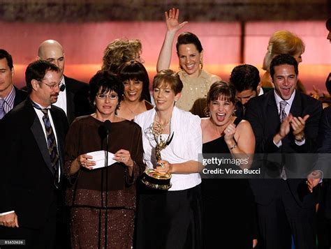 Cast and crew of General Hospital accept the award for Outstanding... Nachrichtenfoto - Getty Images