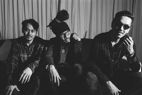 dialog dini hari kembali  pralaya pophariini