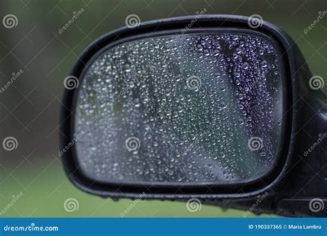 Espelho Lateral De Um Carro Gotas De Chuva Imagem De Stock Imagem