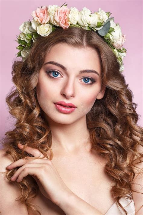 Belle Jeune Fille Avec Un Ornement Floral Dans Ses Cheveux Beau Femme