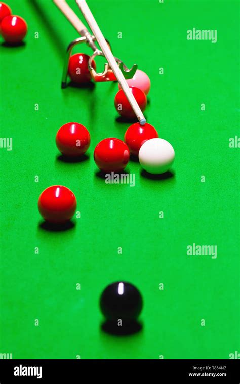 Snooker cue on spider rest Stock Photo - Alamy