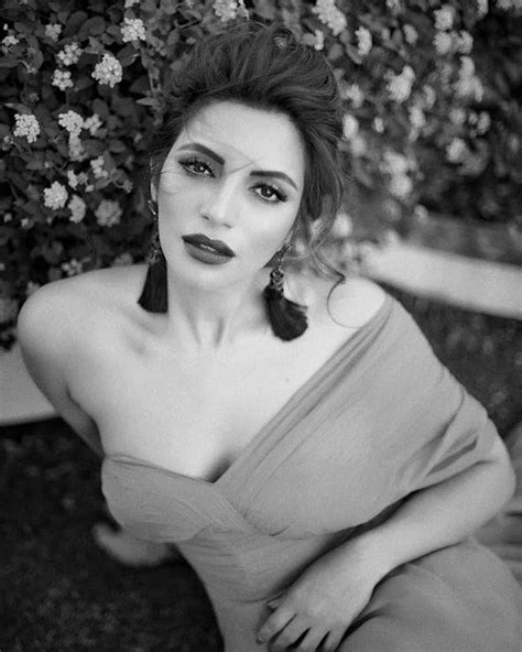 Indian Actress Shama Sikander Looks Extremely Hot Sensuou