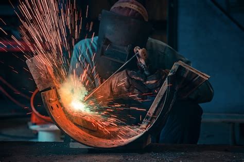 Soldadura De Estructuras De Acero Y Chispas Brillantes En La Industria