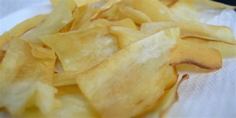 Chips de mandioca crocante feito apenas 2 ingredientes muito fácil