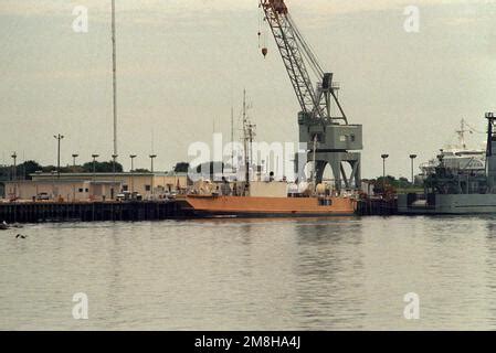 Una vista de cuarto a estribor del buque de vigilancia oceánica USNS