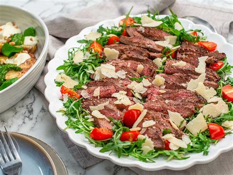 Tagliata med rostad potatis basilikasås och vitlöksfraiche Köket se