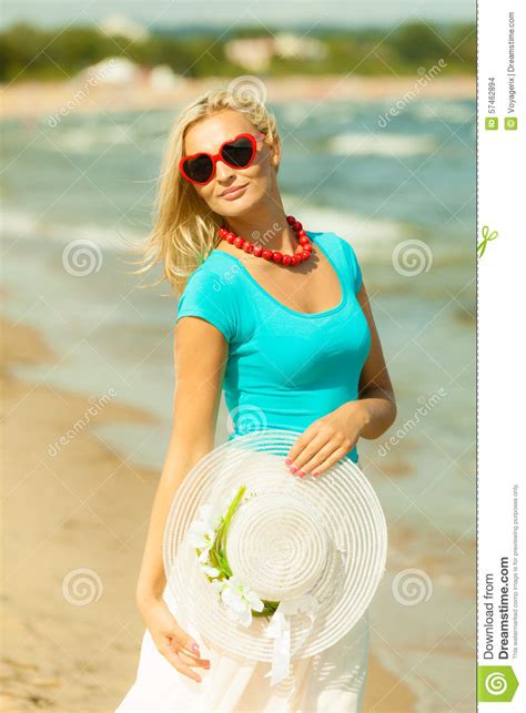 Belle Fille Blonde Dans Le Chapeau Sur La Plage Photo Stock Image Du Couleur Tourisme
