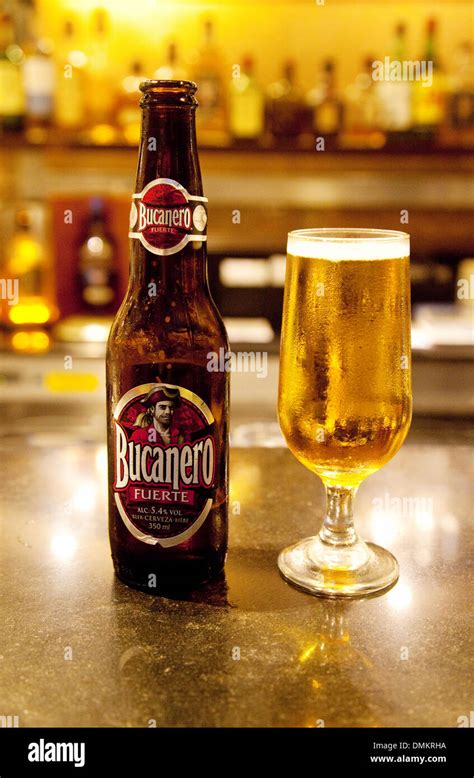 La cerveza embotellada Bucanero y cristal en un bar local, cerveza de Cuba, La Habana, Cuba ...