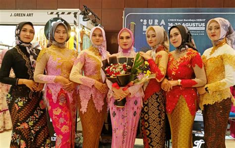 Kebaya Tradisional Dan Hijab Nusantara C Scarves Curi Perhatian