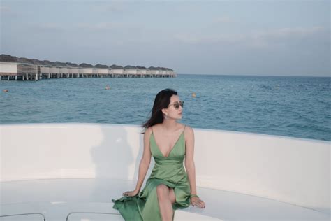 MC Quỳnh Chi vẫn tự tin mặc bikini ở Maldives dù bị chê ngực lép