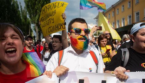 Понад половину українців вважають що ЛГБТ люди мають право виходити на акції для захисту своїх