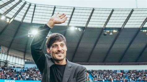 Watch: David Silva returns to the Etihad Stadium!