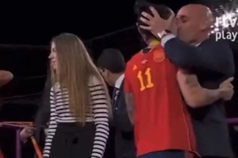 Escándalo en el Mundial de Fútbol Femenino por el beso del presidente