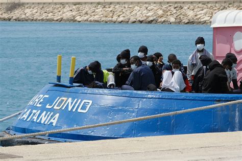 Il Mare Mosso Frena Gli Sbarchi Si Svuota Hotspot Lampedusa Sicilia News