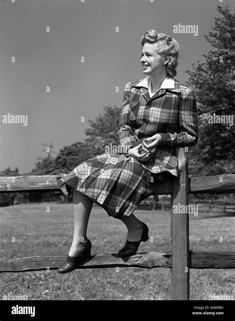 1940 PORTRAIT DE FEMME BLONDE ASSISE SUR UNE CLÔTURE EN BOIS PORTANT COSTUME TARTAN PLAID Photo