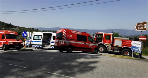 Arcos Carro Despista Se E Cai Em Ravina 10 Metros De Altitude