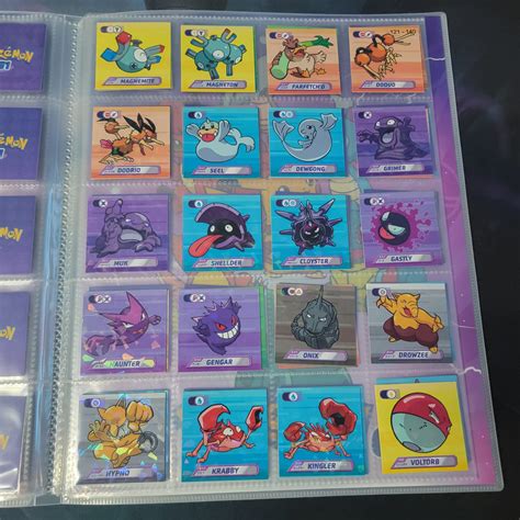 Coleccionador de mini cartas Pokémon primera generación Editorial