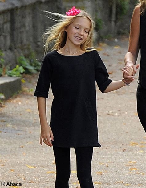 Blonde grande et mince comme sa mère Stars à qui est cet enfant Elle