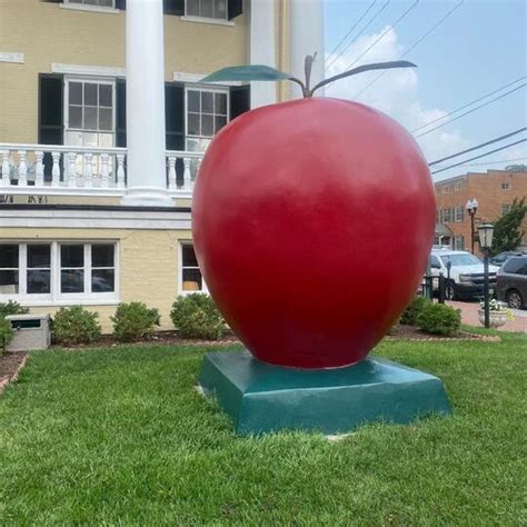 World's Largest Apple in Winchester, VA (4 Photos)