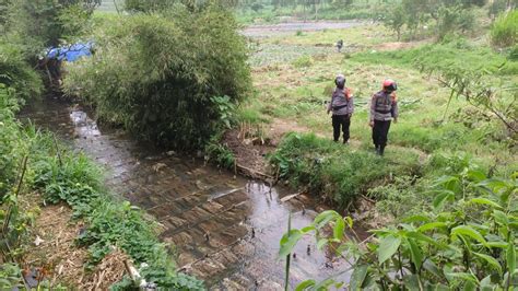 Antisipasi Banjir Brimobda Jabar Cek Kondisi Sungai Cikarembi Lembang