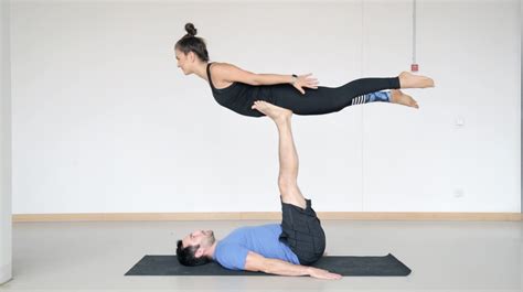 Acro Yoga für Anfänger So einfach geht Fliegen Mady Morrison Yoga